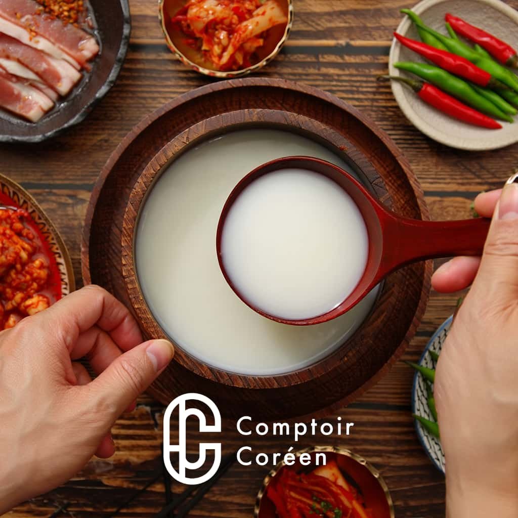 Makgeolli servi dans un bol traditionnel coréen
