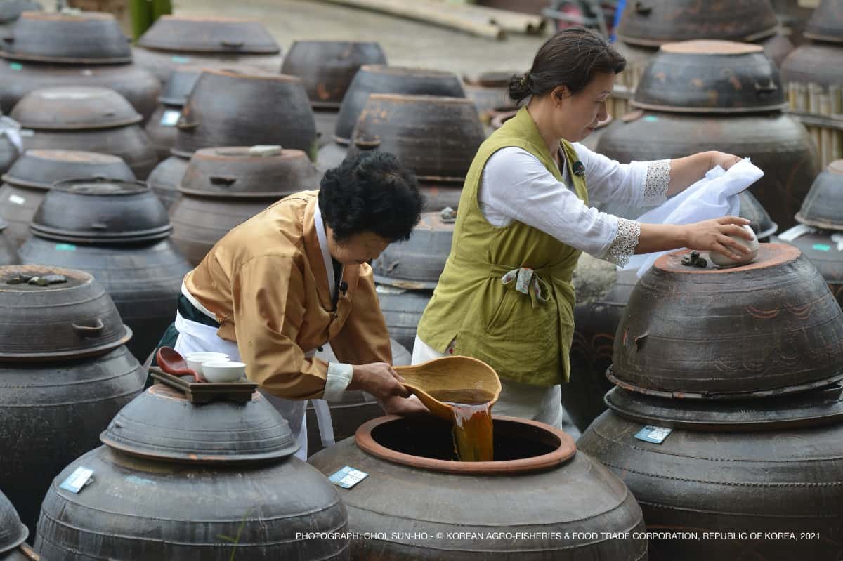 Maître Ki Soon-do préparant le jang avec le rituel gosa