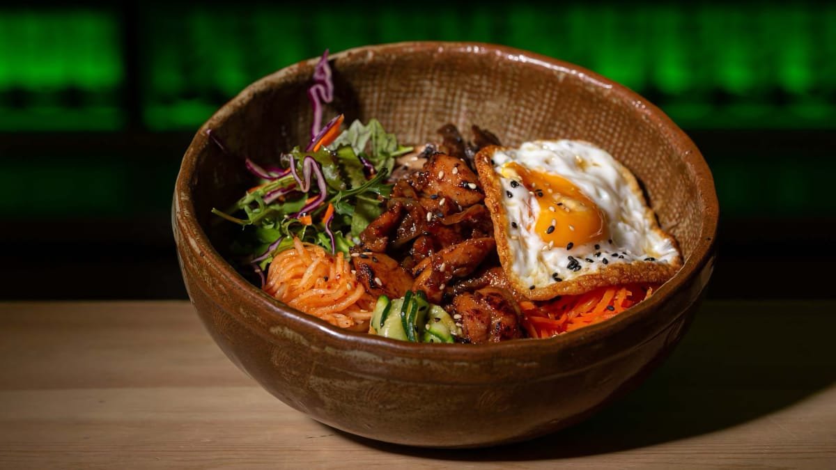 Bol de bibimbap fumant au Soju Bar